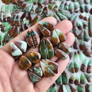 Paire de cabochons en chrysoprase naturelle, pierres vertes assorties pour la fabrication de bijoux, 15x9x5mm 42x12x5mm 29 carats - Product Image 1