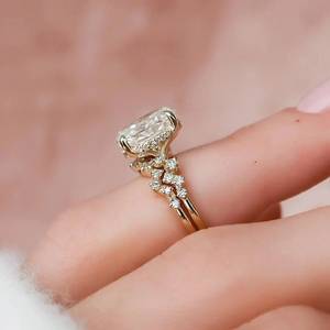 แหวนมอสซาไนต์ทรงรีคลาสสิกแบบซ่อนรัศมี พร้อมแหวนคู่แต่งงาน ชุดแหวนทองคำแท้ 14K ชุดเจ้าสาว เครื่องประดับชั้นดี ของขวัญสำหรับเธอ - Product Image 4