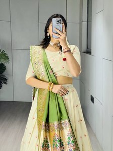 Ensemble de lehenga Paithani de créateur avec bordure riche et travail Butti - Product Image 4