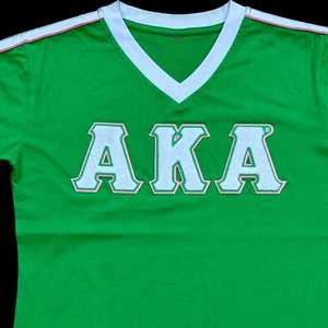 Camiseta AKA Premium de Chenille con Cuello en V para Mujer, Bordado con Letras Griegas, Ribete en Contraste, Cuello en V, Top Casual de Alta Calidad - Product Image 3