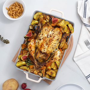 Casserole de bœuf fumé au four avec une riche sauce tomate, fromage fondu, légumes grillés, beurre à l'ail et bœuf tendre - Product Image 5