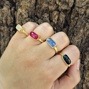 Elegante anillo de banda ajustable con piedra lunar blanca natural, diseñado en latón con baño de oro, anillos de moda, joyería unisex. - Product Image 6