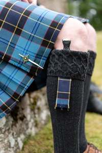 Kilt Flashers Kilt écossais vert avec chaussettes assorties et bottes marron pour homme, idéal pour les activités de plein air - Product Image 5