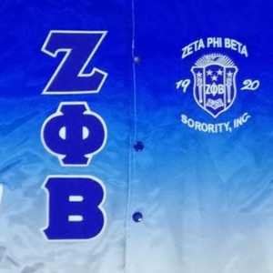 เสื้อแจ็คเก็ตบอมเบอร์ผ้าซาตินสีซีด ยี่ห้อ Zeta Phi Beta ปักลายด้านหลังด้วยไหมเชนีล สำหรับชมรมนักศึกษากรีก  แบบยูนิเซ็กซ์ คุณภาพพรีเมียม - Product Image 6