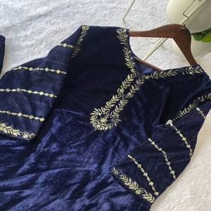 Set atasan dan bawahan Velvet Desainer VASTRA COTTAGE dengan Bordir Payet, Pakaian Pesta Etnis untuk Wanita - Product Image 4