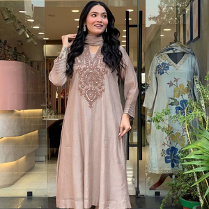 Nuevo Conjunto Premium de Kurta y Pantalón de Seda Romana con Bordado, Dupatta de Seda Chanderi, Listo para Usar, Kurti de 48 Pulgadas de Largo, Venta al Por Mayor - Product Image 1