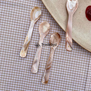 Cuillère décorative élégante en nacre faite à la main Tradebyd - Product Image 3