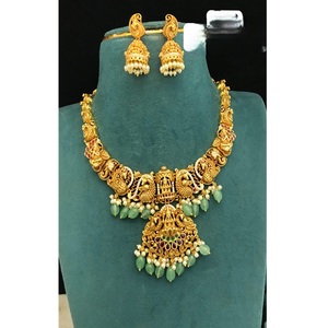 Ensemble collier et boucles d'oreilles de style temple, finition or antique, qualité supérieure, pour femmes, pour mariages et occasions festives - Product Image 1