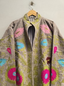 Chaqueta Bomber de Terciopelo Premium Suzani para Mujer, Bordado Floral Multicolor, Diseño Bohemio Étnico, Invierno, Multi-estación, Venta al por Mayor - Product Image 4