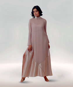 Robe maxi rose poudré minimaliste avec des détails élégants et un tissu en soie douce, parfaite pour les voyages décontractés et les brunches. - Product Image 5