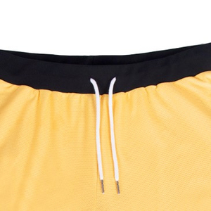 Shorts de sport jaunes unis pour hommes avec poches zippées, bordure noire et blanche, en toile respirante, personnalisables, pour la gym, l'entraînement et le basketball - Product Image 3