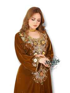 ชุดเดรสยาว 2 ชิ้น แบรนด์ AWAIS HOUSE สำหรับผู้หญิงมุสลิม ดีไซน์เรียบหรู ผ้ากำมะหยี่ประดับลูกปัด ทรงเอไลน์ เหมาะสำหรับงานกลางคืน/งานทางการ ขายส่ง - Product Image 3