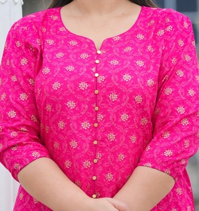 เสื้อคุर्ติอานาร์กาลีผ้าเรยอนไซส์ใหญ่สำหรับผู้หญิง สีชมพูลายดอกไม้พิมพ์ลายสีทอง คอกลม แขนพอง ความยาวสามส่วน - Product Image 3