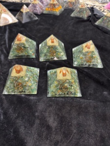 Pirámide de Orgón de Aventurina Verde Natural, Generador de Energía de Cristal con Bobina de Cobre para Reiki, Meditación, Sanación de Chakras y Feng Shui - Product Image 5