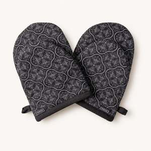 Ensemble de 2 mini-gants de cuisine |   Maniques de cuisine matelassées en coton résistantes à la chaleur |   Gants de cuisine pour la pâtisserie, la cuisson et le barbecue |   Sangle de suspension facile à utiliser - Product Image 1