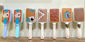 Gran oferta 2024 tallado a mano Western Tooled Leather Designer Paddle Hairbrush Soft And Detangle Professional Hair Comb Accesorios - Product Image 5