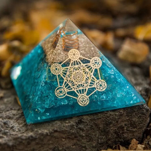 Pirámide de Orgonita Azul Hecha a Mano con Espiral de Cobre, Punta de Cristal, Hojuelas de Oro, Resina, Energía Curativa, Meditación, Pirámide Decorativa - Product Image 4