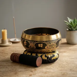 Bol chantant tibétain noir et or avec marteau en bois et coussin brodé, bol sonore artisanal pour la méditation et le yoga - Product Image 6