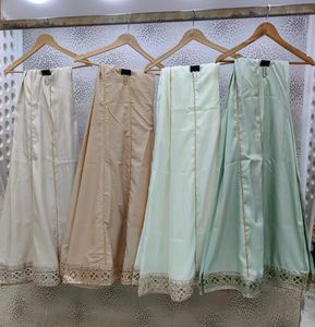 Conjunto de vestido de tres piezas de organza con bordados y adornos dorados - Product Image 3