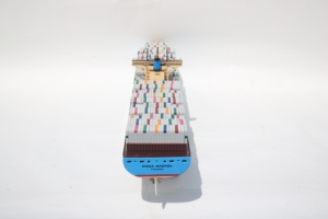 Maqueta de Buque Portacontenedores de Madera Hecha a Mano - Réplica a Escala de Buque de Carga Comercial para Decoración de Escritorio - Product Image 2