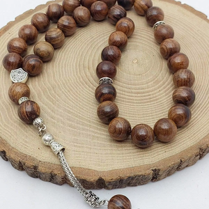 Tasbih de madera hecho a mano con cuentas equilibradas y cuerda resistente para un rendimiento duradero. - Product Image 1