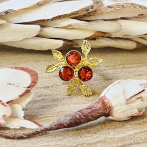 Anillo Boho de Alta Demanda con Flor de Granate, Bañado en Oro, de Latón, Anillo Botánico con Hoja y Tres Piedras, Hecho a Mano, Delicado, Venta al por Mayor - Product Image 1