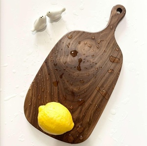 Tabla de cortar rectangular de madera Artizon Studio con ranura para jugos, superficie lisa, apta para lavavajillas, sostenible y reutilizable - Product Image 1