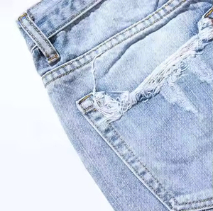 Shorts de mezclilla personalizados de lavado pesado con efecto desgastado, al por mayor, con dobladillo sin rematar, rotos, lavado claro, con efecto deshilachado y corte deshilachado - Product Image 5