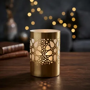 Bougie cylindrique en laiton avec motif floral ajouré pour la décoration de la maison - Product Image 1