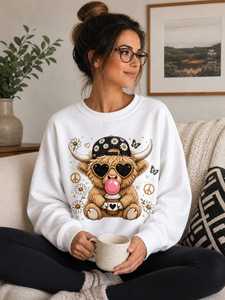 Sweat-shirt personnalisé OEM pour femme, doublé, écologique, respirant, en molleton de coton, col rond, imprimé numériquement avec motif vache des Highlands - Product Image 3