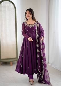 ชุดเดรส Anarkali ผ้าไหมปักลายสวยงามพร้อมผ้าคลุมไหล่เข้าชุด และกางเกงผ้าฝ้ายแขนยาว ชุดงานเทศกาลสไตล์ชาติพันธุ์ - Product Image 4