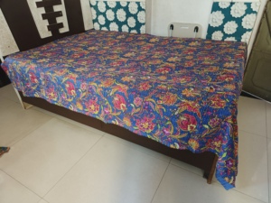 Cubrecama Moderno Bohemio con Estampado Floral de Aves, Colcha de Algodón con Parches, Color Blanco y Azul, para Hogar u Hotel, Hecho a Mano en India, Estilo Kantha - Product Image 3