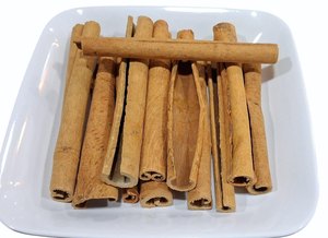 Palitos de canela Cassia de calidad premium para exportación con alto contenido de aceite, ideales para la industria alimentaria y pedidos de gran volumen. - Product Image 3