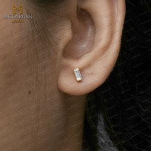 Pendientes Minimalistas de Oro de 14k con Diamantes Baguette de Media Engastura y Cierre de Rosca, Joyería Fina Hecha a Mano al por Mayor - Product Image 6
