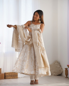 Elegante Vestido Anarkali de Seda Jacquard Banarasi con Espalda Descubierta, Dori de Cuatro Metros, Corte Kali y Conjunto de Pantalón y Dupatta Preconfeccionado - Product Image 2