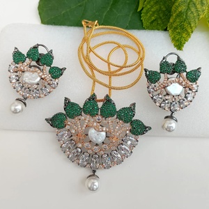 Conjunto de Collar y Pendientes RAY FINE ORNATES con Rubí, Esmeralda y Perla, Joyería Nupcial de Bollywood, Joyería India Chapada en Oro para Boda - Product Image 1