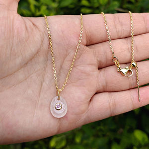 Collar con colgante de cuarzo rosa natural con bisel de circonitas blancas, chapado en oro de 18k, cadena de cable para uso diario. - Product Image 3