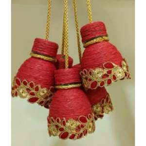 bouteilles en plastique, souvent utilisées pour la décoration festive de la maison - Product Image 1