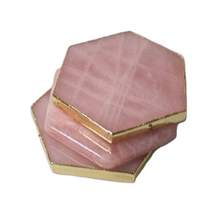 Venta al por mayor piedras naturales cristales curación piedra preciosa ágata rosa cuarzo curación hexágono piedra preciosa posavasos rebanada con adorno de oro - Product Image 1