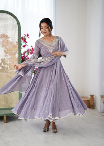 ชุดเดรส Anarkali แบบเต็มตัว พร้อมกางเกงและผ้าคลุมไหล่ ประดับเลื่อมสีรุ้ง ปักลาย Moti แขนยาว สำหรับงานเทศกาล รุ่น AU5012 - DC - Product Image 4