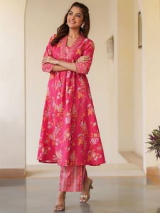 Ensemble Kurta Anarkali Premium pour Femme, Imprimé Botanique Rose Rani, Manches Trois-Quarts, Pantalon à Motifs, Décontracté et Festif - Product Image 3