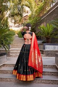 Nuevo Conjunto de Lehenga con Borde de Tejido Jacquard de Seda (Paithani) con Bordado Zari, Choli y Dupatta a Juego, Venta al Por Mayor - Product Image 6
