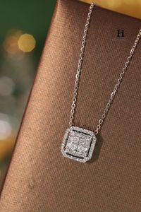Collier pendentif personnalisé en or avec grappe de diamants baguette et ronds – Fabricant de bijoux fins - Product Image 6