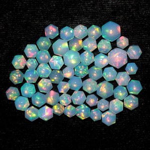 Opale Cabochon Coupe Hexagonale Opale Naturelle d'Éthiopie 4-7mm Pierre Précieuse Libre Effet de Couleur et Multifaisceau de Feu pour Bagues Boucles d'Oreilles Pendentifs - Product Image 4