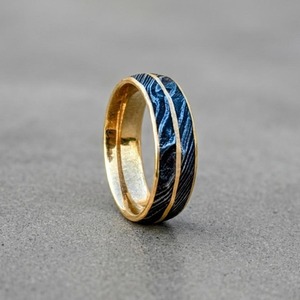 Anillo de Acero de Damasco Hecho a Mano con Incrustaciones de Latón - Anillo de Boda o Compromiso Único con Incrustaciones de Cobre Estilo Damasco - Product Image 2