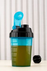 Botella Deportiva con Tapa Abatible y Bola Mezcladora, Libre de BPA, de Plástico, para Gimnasio y Uso al Aire Libre - Product Image 4