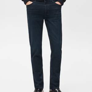 กางเกงยีนส์พรีเมียมสำหรับผู้ชาย ออกแบบมาเพื่อแฟชั่นเดนิมและสตรีทแวร์ ผู้ผลิตแบบ OEM ODM กางเกงยีนส์ทรงปกติสำหรับผู้ชาย - Product Image 1