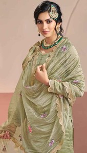Salwar Kameez de Seda Dorada para Mujer con Bordado Moderno y Lentejuelas, Ideal para Bodas, Fiestas de Graduación y Diwali - Product Image 5