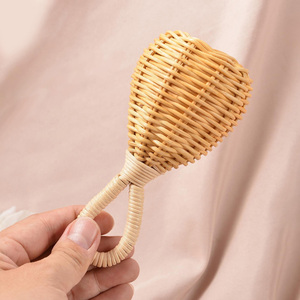 Venta al por mayor de sonajeros de madera natural para bebés pequeños sacudiendo la mano de ratán sonajero de madera de juguete al por mayor de Vietnam - Product Image 2