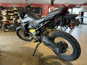 La Mejor Oferta 2025: Motocicleta Deportiva Doble Propósito Nueva en Negro Carbón Original - Product Image 3